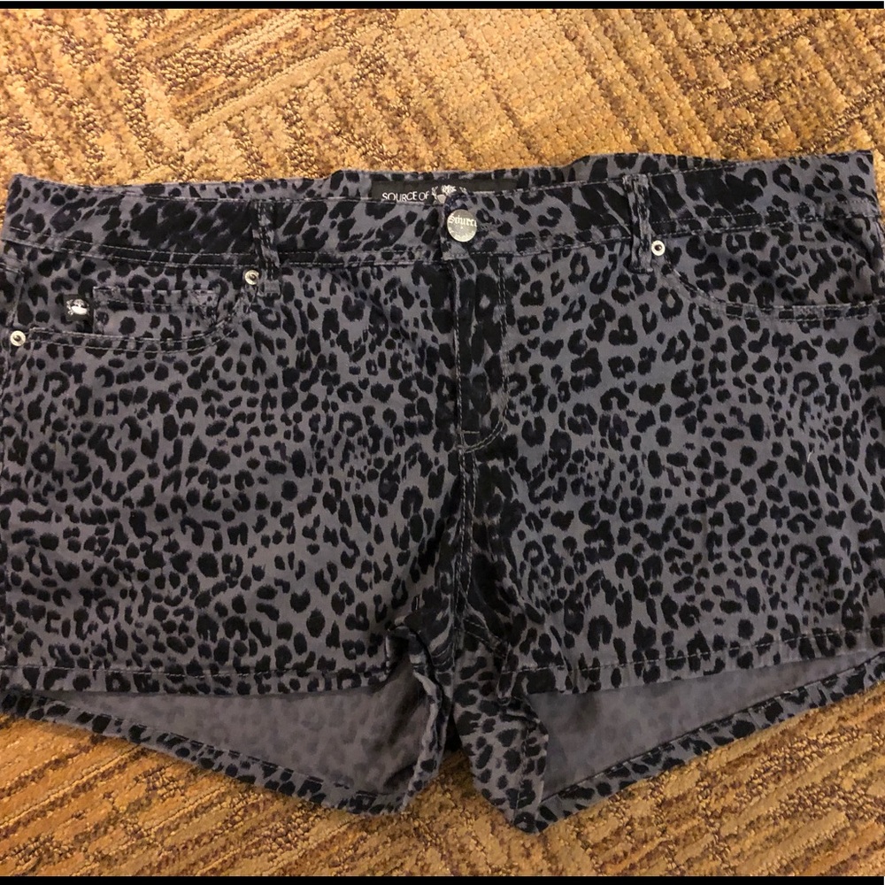 Sources of Wisdom denim jean shorts sz 22 leopard